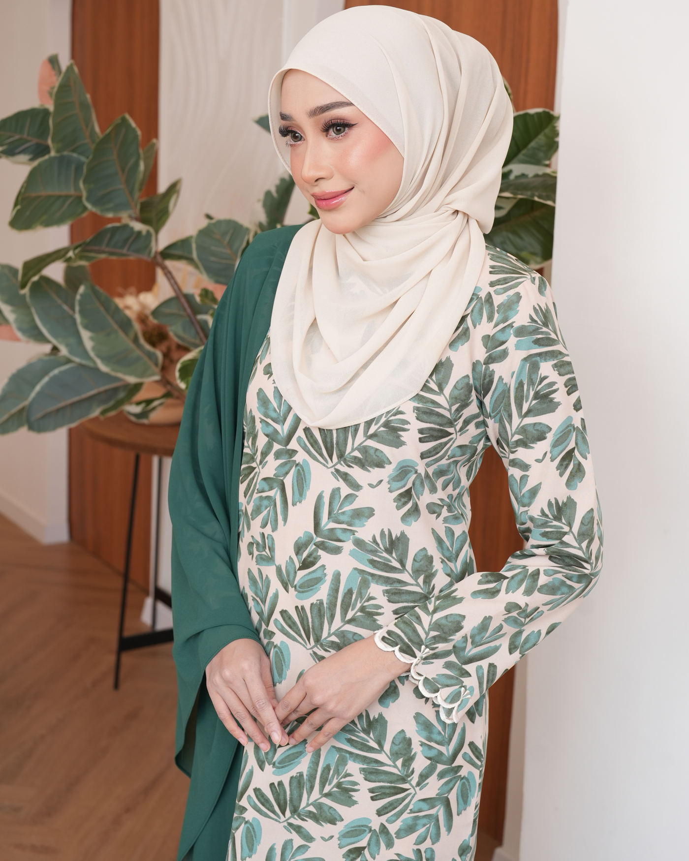 HELENA KURUNG - EMERALD SAND