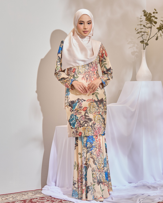 JULIA KURUNG - DAPHNE NUDE