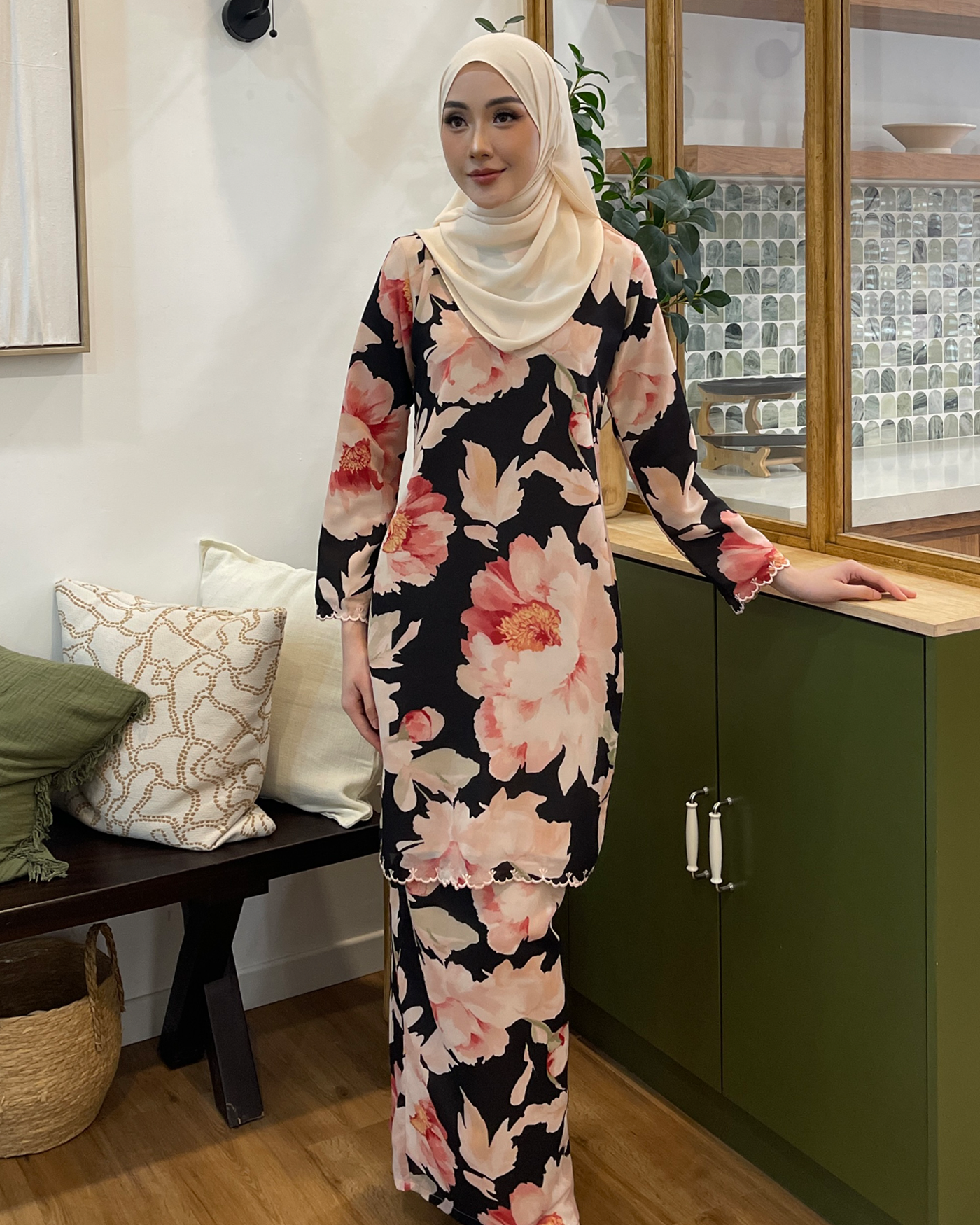 MAYAA KURUNG - IRIS